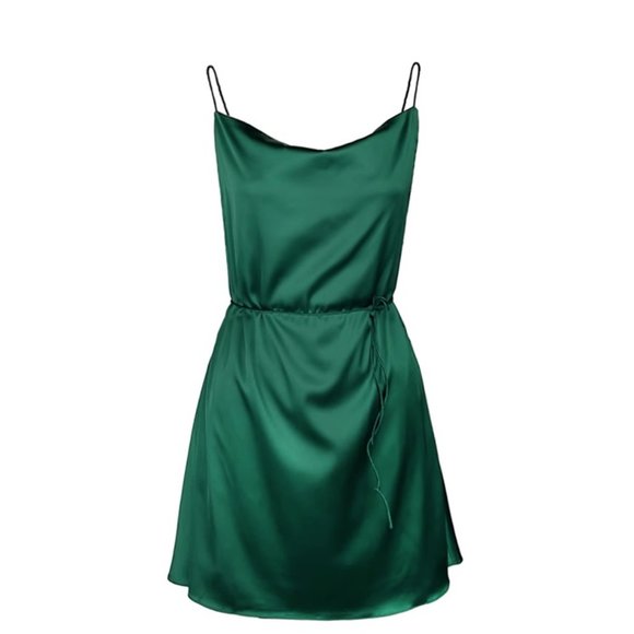 Emerald Elegance: Summer Beach Vacation Halter Dress 🌴👗 - Picture 5 of 7